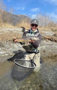 Nicolas Barral, guide de pêche Haut-savoyard avec son beau poisson de l'ouverture 2025.